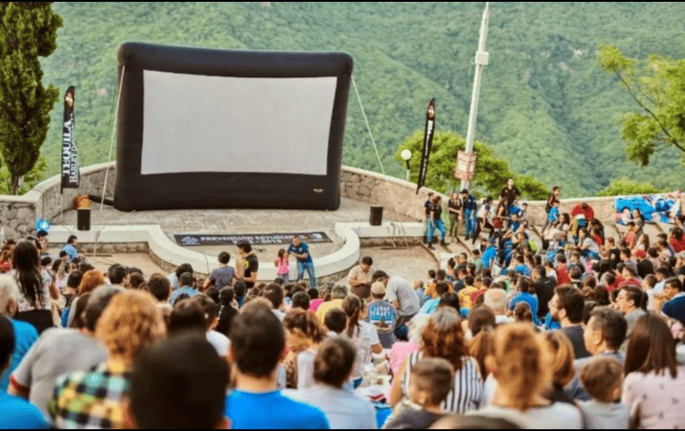 Ver una película al aire libre, recostado sobre el pasto y bajo el cielo estrellado, es una experiencia que se puede disfrutar en Guadalajara. ESPECIAL/ FACEBOOK / Cinema Live Guadalajara