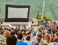 Ver una película al aire libre, recostado sobre el pasto y bajo el cielo estrellado, es una experiencia que se puede disfrutar en Guadalajara. ESPECIAL/ FACEBOOK / Cinema Live Guadalajara