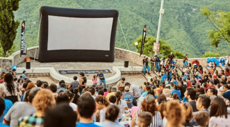 Ver una película al aire libre, recostado sobre el pasto y bajo el cielo estrellado, es una experiencia que se puede disfrutar en Guadalajara. ESPECIAL/ FACEBOOK / Cinema Live Guadalajara