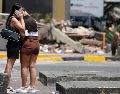 Una mujer abraza a otra en una zona afectada por el terremoto de magnitud 7,4 del pasado lunes, este miércoles en Cali, Colombia. EFE/ E. Guzmán
