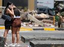 Una mujer abraza a otra en una zona afectada por el terremoto de magnitud 7,4 del pasado lunes, este miércoles en Cali, Colombia. EFE/ E. Guzmán