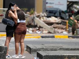 Una mujer abraza a otra en una zona afectada por el terremoto de magnitud 7,4 del pasado lunes, este miércoles en Cali, Colombia. EFE/ E. Guzmán