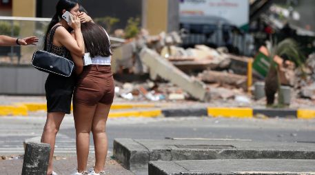 Una mujer abraza a otra en una zona afectada por el terremoto de magnitud 7,4 del pasado lunes, este miércoles en Cali, Colombia. EFE/ E. Guzmán