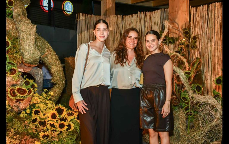 Sofía Flores, Rosina Uruñuela y Vero Ruiz. GENTE BIEN JALISCO / Workshop Overgrown Floral Sculptures
