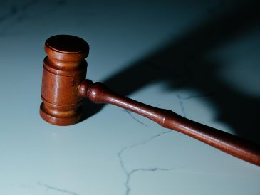 Las autoridades arrestaron a los acusados mientras probaban sus armas de fuego y hacían los preparativos finales para ejecutar el hurto al que era un agente encubierto, según un comunicado del DOJ. Unsplash