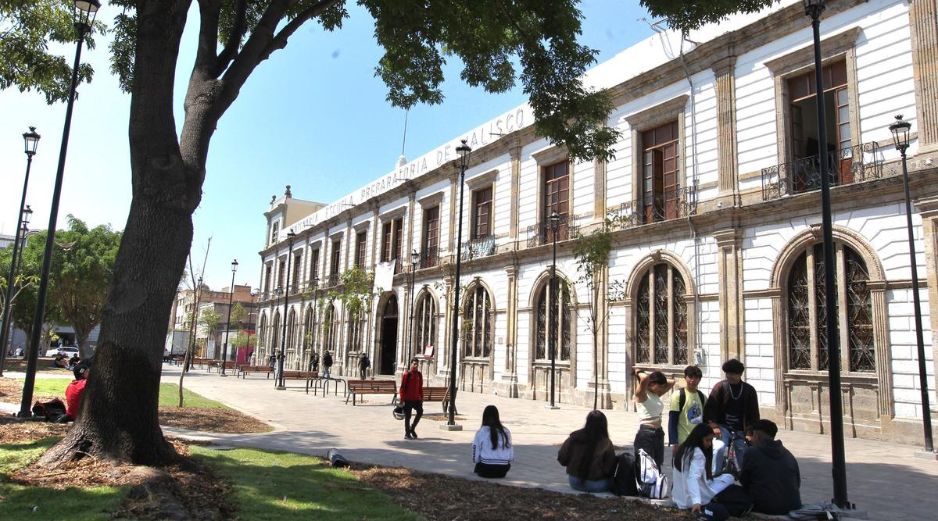 La UdeG aplicará el programa Presente en sus preparatorias para establecer una hora libre de celulares. EL INFORMADOR/ARCHIVO
