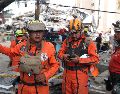 Integrantes de la brigada mexicana de socorristas Los Topos que llegó desde Venezuela participan en una jornada de búsqueda y rescate entre unos escombros. EFE/E. Guzmán