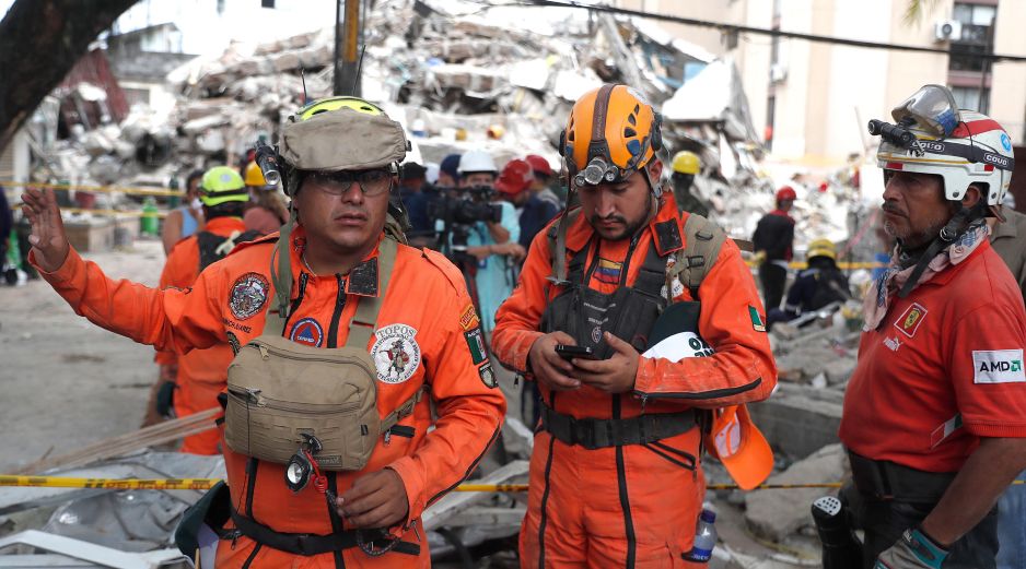 Integrantes de la brigada mexicana de socorristas Los Topos que llegó desde Venezuela participan en una jornada de búsqueda y rescate entre unos escombros. EFE/E. Guzmán
