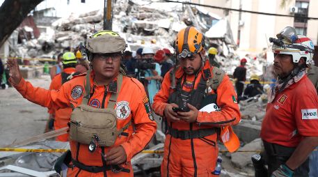 Integrantes de la brigada mexicana de socorristas Los Topos que llegó desde Venezuela participan en una jornada de búsqueda y rescate entre unos escombros. EFE/E. Guzmán