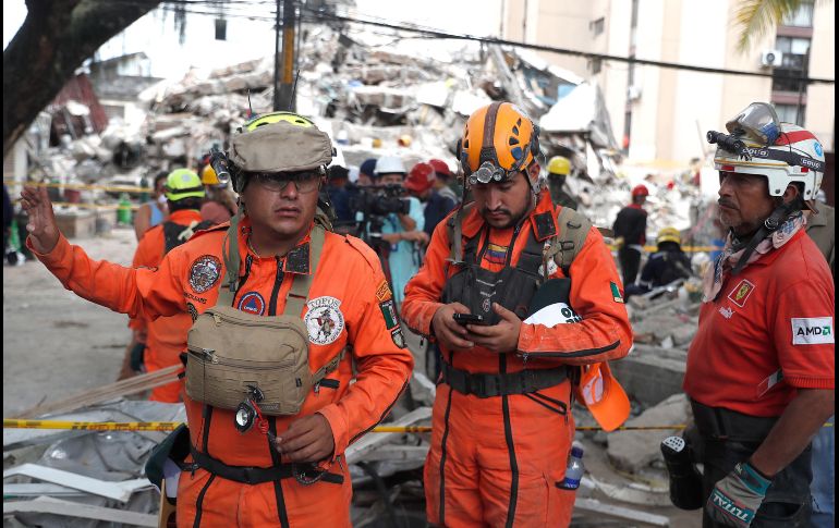 Integrantes de la brigada mexicana de socorristas Los Topos que llegó desde Venezuela participan en una jornada de búsqueda y rescate entre unos escombros. EFE/E. Guzmán