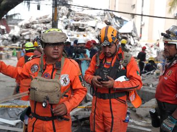 Integrantes de la brigada mexicana de socorristas Los Topos que llegó desde Venezuela participan en una jornada de búsqueda y rescate entre unos escombros. EFE/E. Guzmán