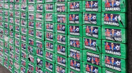 Junto a un Haaland vestido con la camiseta de la selección de Noruega, en los paquetes también aparece el trofeo del Mundial y un balón. X/@JohnReimberg