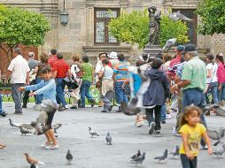 Durante esta temporada, el Centro Histórico de Guadalajara suele llenarse de paseantes. EL INFORMADOR