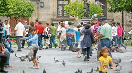 Durante esta temporada, el Centro Histórico de Guadalajara suele llenarse de paseantes. EL INFORMADOR