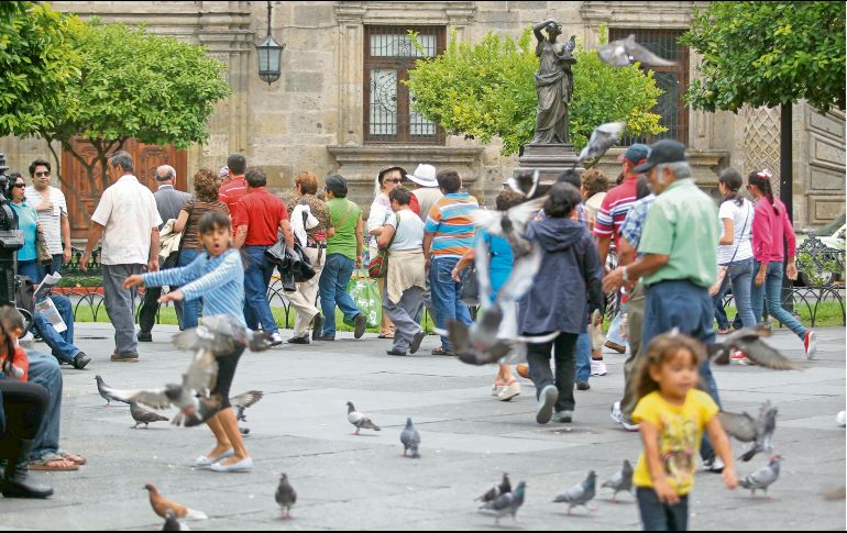 Durante esta temporada, el Centro Histórico de Guadalajara suele llenarse de paseantes. EL INFORMADOR
