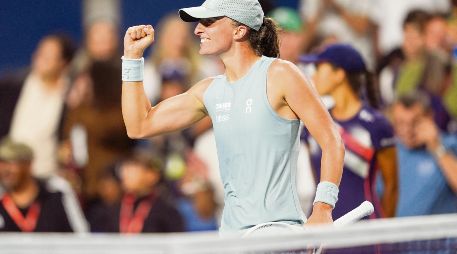 La polaca derrotó en tres sets a la ucranania Elina Svitolina, en un partido que tuvo constantes cambios de dominio. AFP