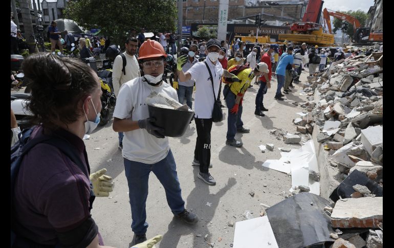 El gobierno colombiano indicó el miércoles que el terremoto deja hasta el momento 265 personas muertas, 3 mil 494 heridas y 496 desaparecidas. EFE/C. Ortega