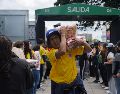 Personas organizan insumos en un centro de acopio en Bogotá. Cajas de alimentos, pañales y artículos de aseo son algunas de las ayudas que cientos de voluntarios reunieron en el estadio Nemesio Camacho El Campín. EFE/ P. Seco