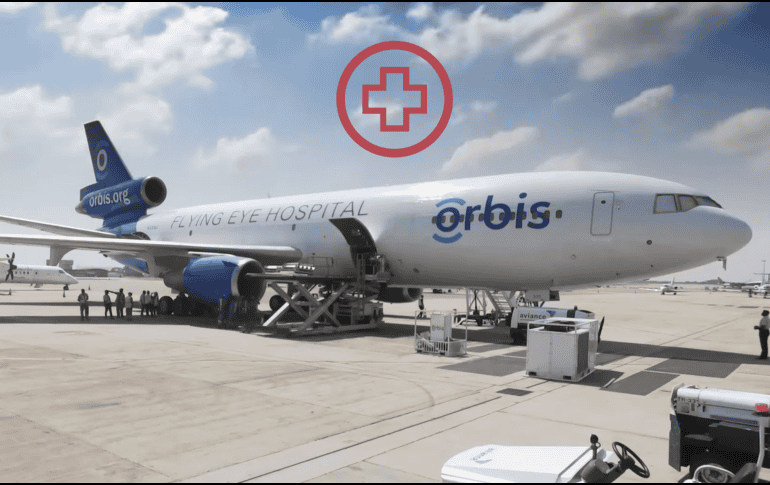 China dio a conocer una innovadora plataforma de atención médica aérea basada en el C909, una aeronave desarrollada por la empresa estatal Commercial Aircraft Corporation of China (COMAC) y adaptada para funcionar como un hospital volador. YOUTUBE/SamChui