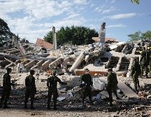 Soldados retiran escombros tres días después del terremoto que azotó Cali, Colombia, el jueves 13 de agosto de 2026. AP/I. Valencia