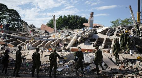 Soldados retiran escombros tres días después del terremoto que azotó Cali, Colombia, el jueves 13 de agosto de 2026. AP/I. Valencia