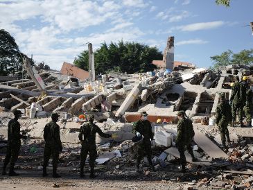 Soldados retiran escombros tres días después del terremoto que azotó Cali, Colombia, el jueves 13 de agosto de 2026. AP/I. Valencia