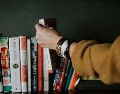 Muchos libros han saltado a la pantalla por medio de películas o series, conoce los más recientes. ESPECIAL/FOTO DE CHRISTIN HUME EN UNSPLASH.