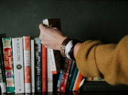 Muchos libros han saltado a la pantalla por medio de películas o series, conoce los más recientes. ESPECIAL/FOTO DE CHRISTIN HUME EN UNSPLASH.