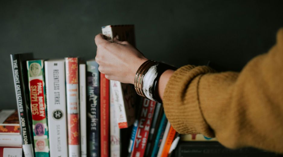 Muchos libros han saltado a la pantalla por medio de películas o series, conoce los más recientes. ESPECIAL/FOTO DE CHRISTIN HUME EN UNSPLASH.