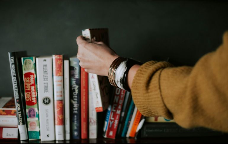 Muchos libros han saltado a la pantalla por medio de películas o series, conoce los más recientes. ESPECIAL/FOTO DE CHRISTIN HUME EN UNSPLASH.