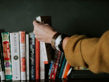 Muchos libros han saltado a la pantalla por medio de películas o series, conoce los más recientes. ESPECIAL/FOTO DE CHRISTIN HUME EN UNSPLASH.