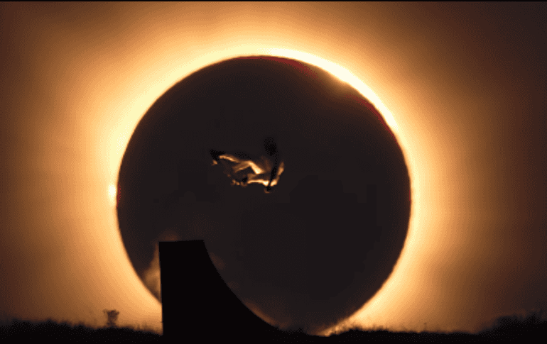 Mientras millones de personas observaban el eclipse solar con gafas especiales, Danny León demostró que la creatividad humana no tiene límites. INSTAGRAM / @danny_leon
