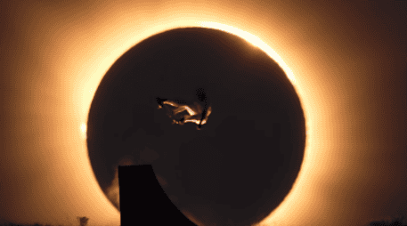 Mientras millones de personas observaban el eclipse solar con gafas especiales, Danny León demostró que la creatividad humana no tiene límites. INSTAGRAM / @danny_leon