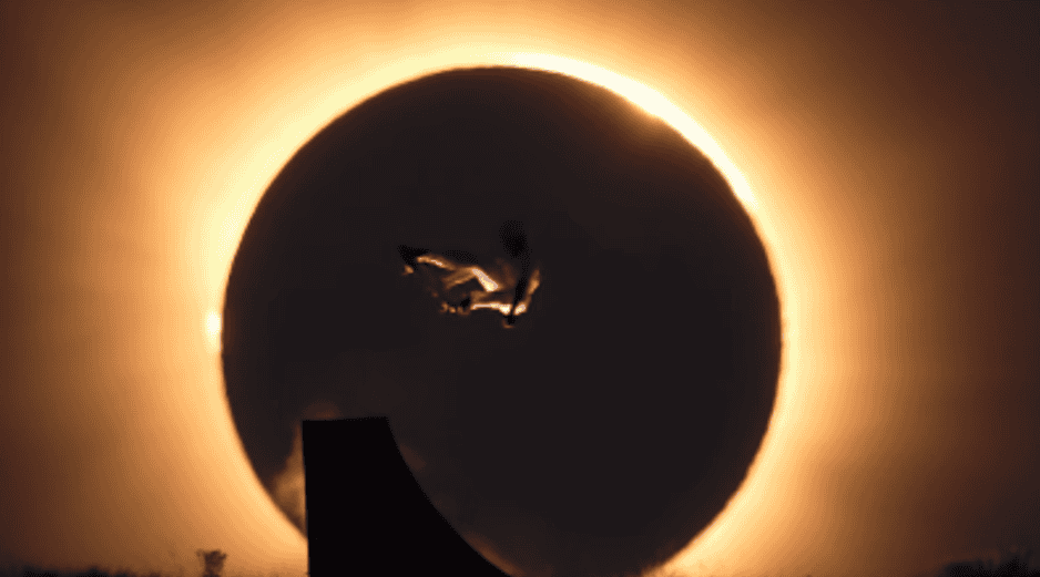 Mientras millones de personas observaban el eclipse solar con gafas especiales, Danny León demostró que la creatividad humana no tiene límites. INSTAGRAM / @danny_leon