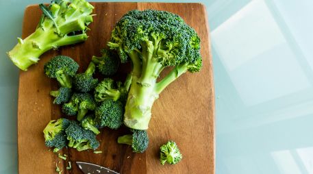 El brocoli es fuente de vitamina C, betacarotenos, hierro, calcio vegetal, potasio, fibra y compuestos antioxidantes. UNSPLASH / L. HALSEN