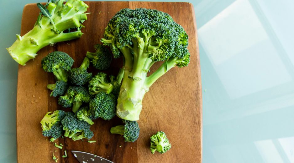 El brocoli es fuente de vitamina C, betacarotenos, hierro, calcio vegetal, potasio, fibra y compuestos antioxidantes. UNSPLASH / L. HALSEN