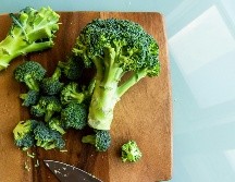 El brocoli es fuente de vitamina C, betacarotenos, hierro, calcio vegetal, potasio, fibra y compuestos antioxidantes. UNSPLASH / L. HALSEN