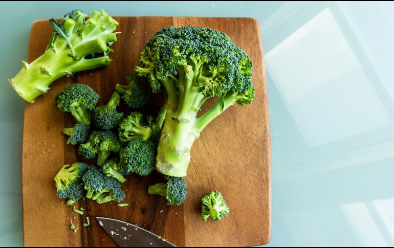 El brocoli es fuente de vitamina C, betacarotenos, hierro, calcio vegetal, potasio, fibra y compuestos antioxidantes. UNSPLASH / L. HALSEN