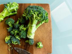 El brocoli es fuente de vitamina C, betacarotenos, hierro, calcio vegetal, potasio, fibra y compuestos antioxidantes. UNSPLASH / L. HALSEN