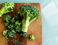 El brocoli es fuente de vitamina C, betacarotenos, hierro, calcio vegetal, potasio, fibra y compuestos antioxidantes. UNSPLASH / L. HALSEN