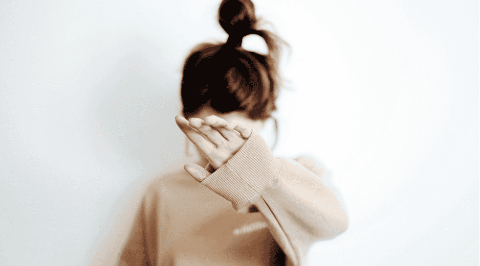La psicología revela que fingir no ver a un conocido para evitar saludar suele esconder el temor a cometer un error social. Expertos asocian esta conducta con la ansiedad social y la baja autoestima. ESPECIAL/Canva