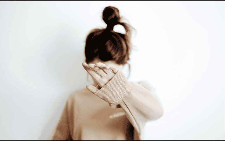 La psicología revela que fingir no ver a un conocido para evitar saludar suele esconder el temor a cometer un error social. Expertos asocian esta conducta con la ansiedad social y la baja autoestima. ESPECIAL/Canva