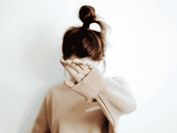La psicología revela que fingir no ver a un conocido para evitar saludar suele esconder el temor a cometer un error social. Expertos asocian esta conducta con la ansiedad social y la baja autoestima. ESPECIAL/Canva