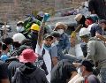 Voluntarios levantan los brazos para pedir silencio durante las labores de búsqueda en edificios derrumbados por el terremoto en Pereira, Colombia. EFE/C. Ortega