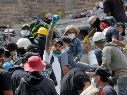 Voluntarios levantan los brazos para pedir silencio durante las labores de búsqueda en edificios derrumbados por el terremoto en Pereira, Colombia. EFE/C. Ortega