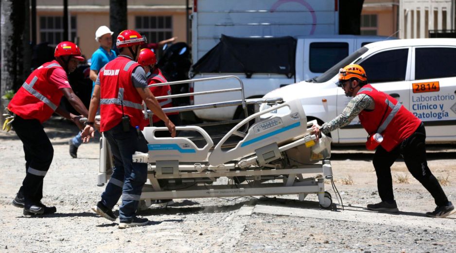 Un grupo de brigadistas traslada una camilla este jueves en el Hospital Universitario del Valle (HUV), afectado tras el terremoto en Cali. EFE/E. Guzmán