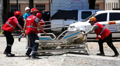 Un grupo de brigadistas traslada una camilla este jueves en el Hospital Universitario del Valle (HUV), afectado tras el terremoto en Cali. EFE/E. Guzmán