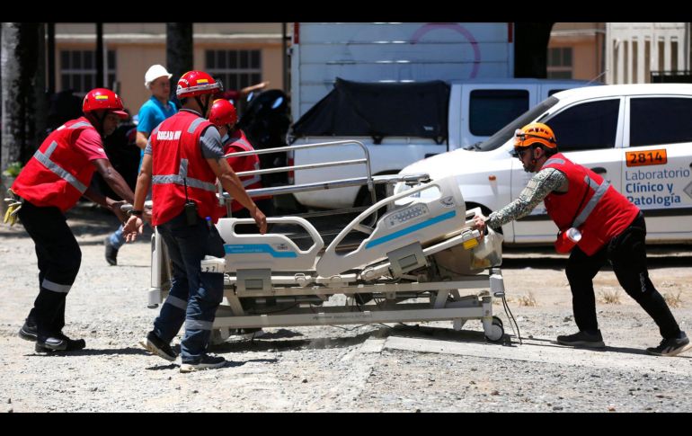 Un grupo de brigadistas traslada una camilla este jueves en el Hospital Universitario del Valle (HUV), afectado tras el terremoto en Cali. EFE/E. Guzmán