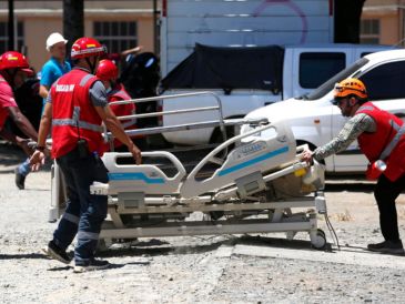 Un grupo de brigadistas traslada una camilla este jueves en el Hospital Universitario del Valle (HUV), afectado tras el terremoto en Cali. EFE/E. Guzmán