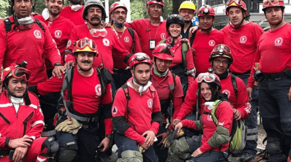 Los Topos Tlatelolco utilizan tradicionalmente overol rojo con pantalón azul oscuro. CORTESÍA